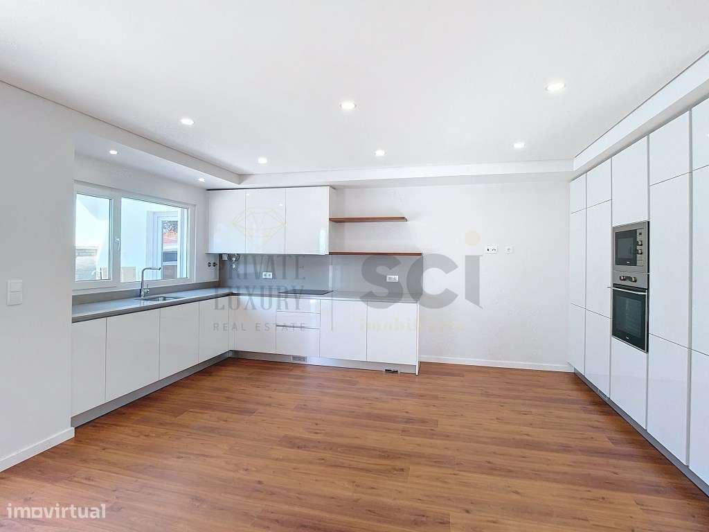 Moradia T4 Térrea Isolada em Azeitão com Piscina e Garagem-9