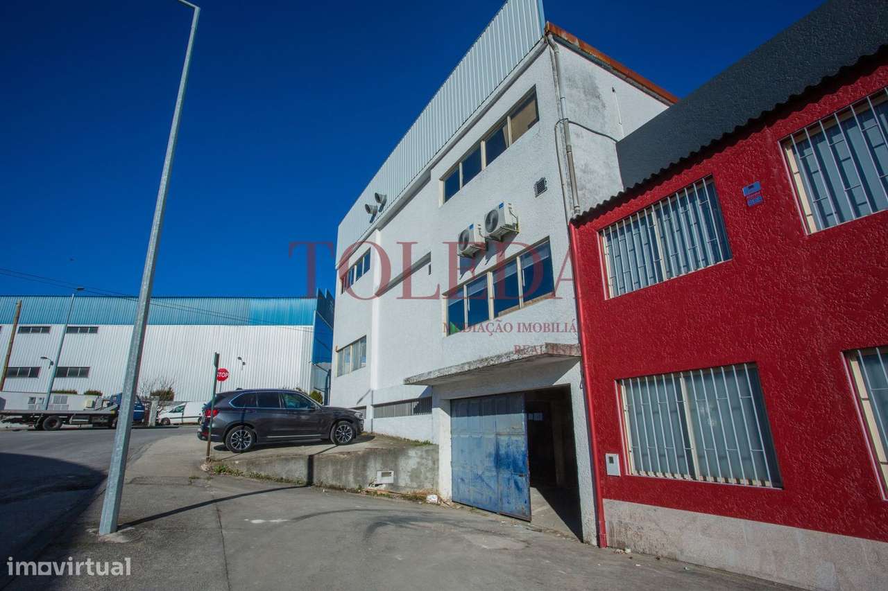 Armazém com 700m2 em zona Industrial-24