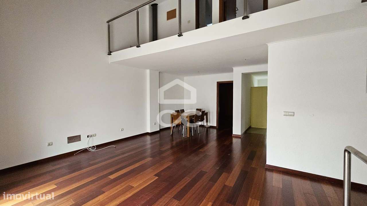 Andar de moradia V3 com terraço, localizada perto da biblioteca-12