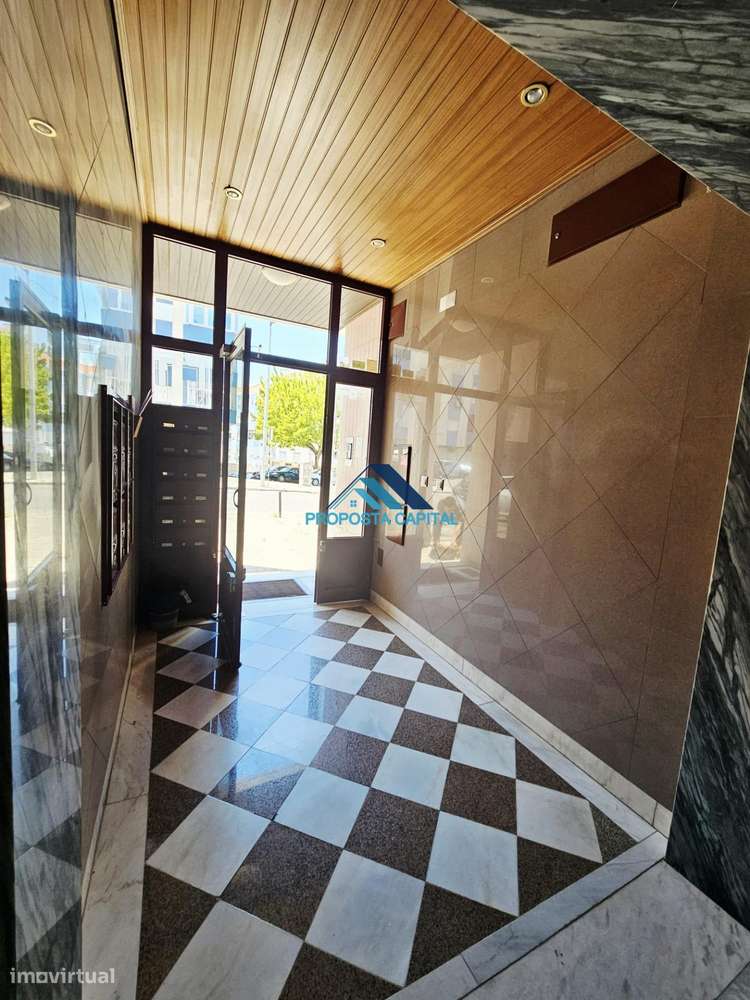 APARTAMENTO T4 REMODELADO CENTRO AMORA-43
