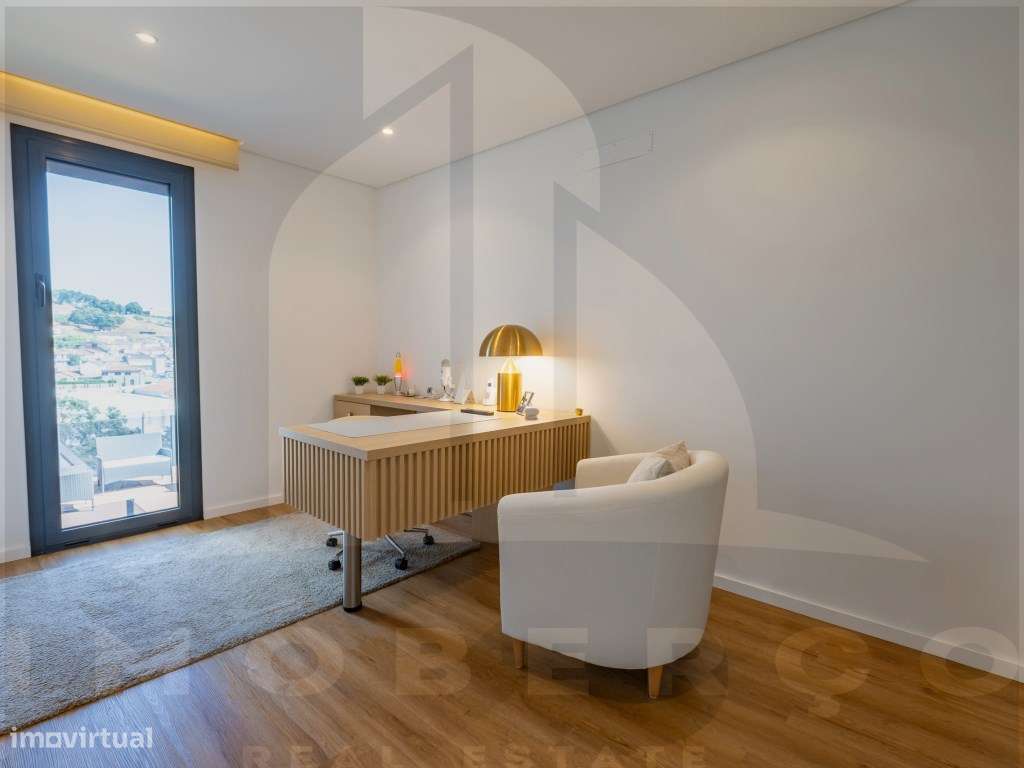 Moradia T3 de Luxo em Creixomil - Como Nova-17