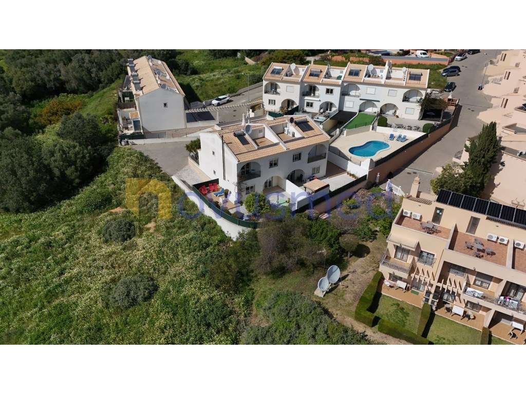 Moradia Geminada em Albufeira com 3 Suites, Escritório, piscina e g... - Grande imagem: 4/49