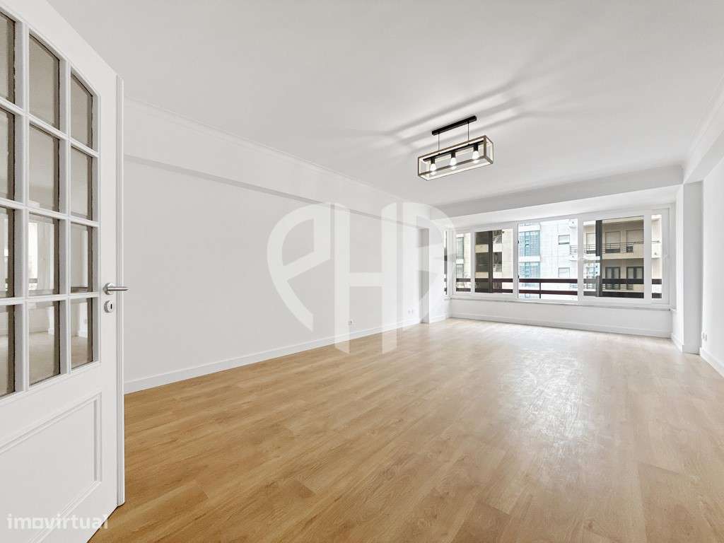 Apartamento T3 Totalmente Remodelado // Estrada da Luz-6