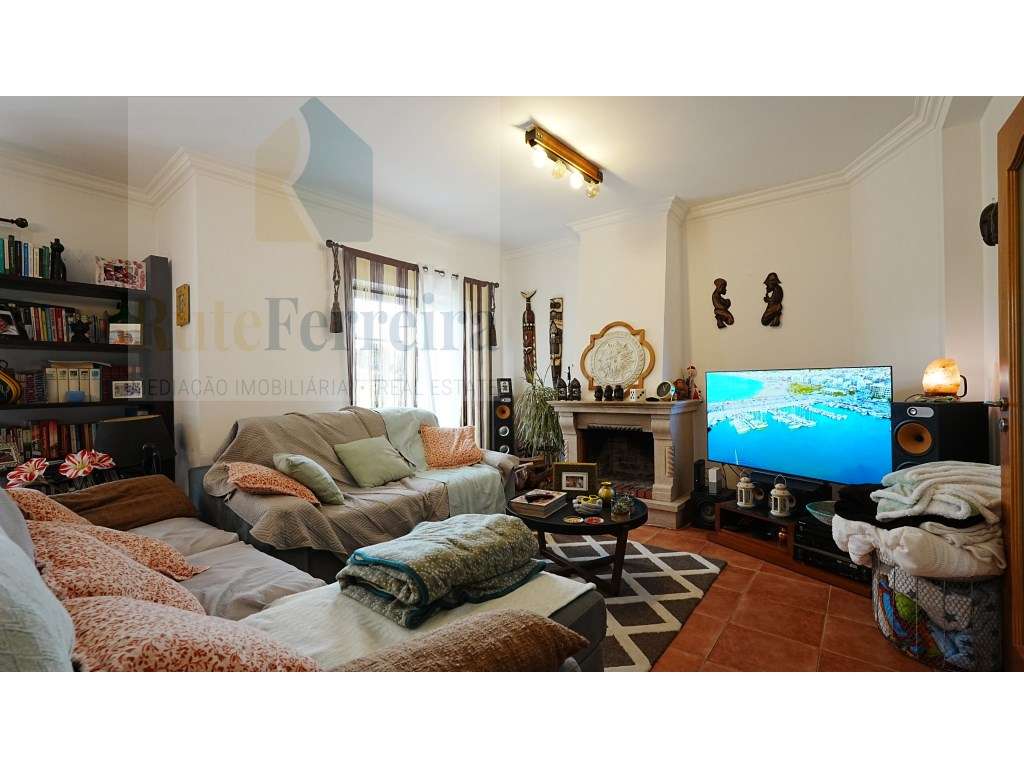 Moradia T3 localizada em São Pedro da Cadeira com jardim-6