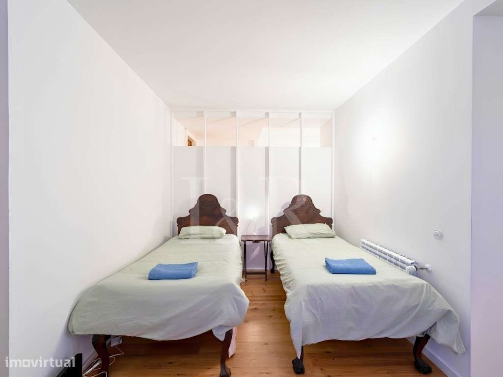 Apartamento T3 renovado no centro histórico de Lisboa-30