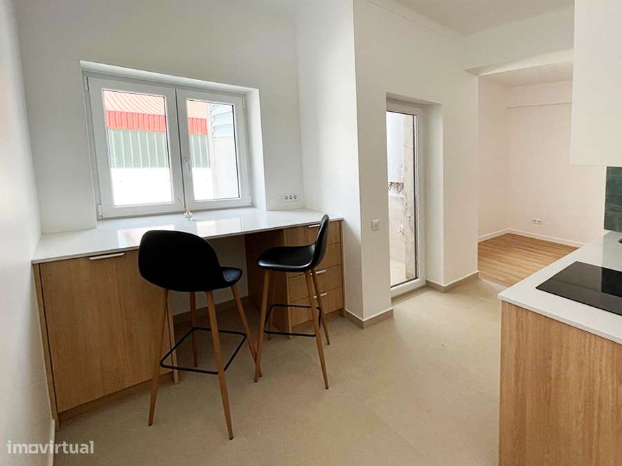 Apartamento T2, totalmente remodelado com qualidade, centro C. Rainha-3