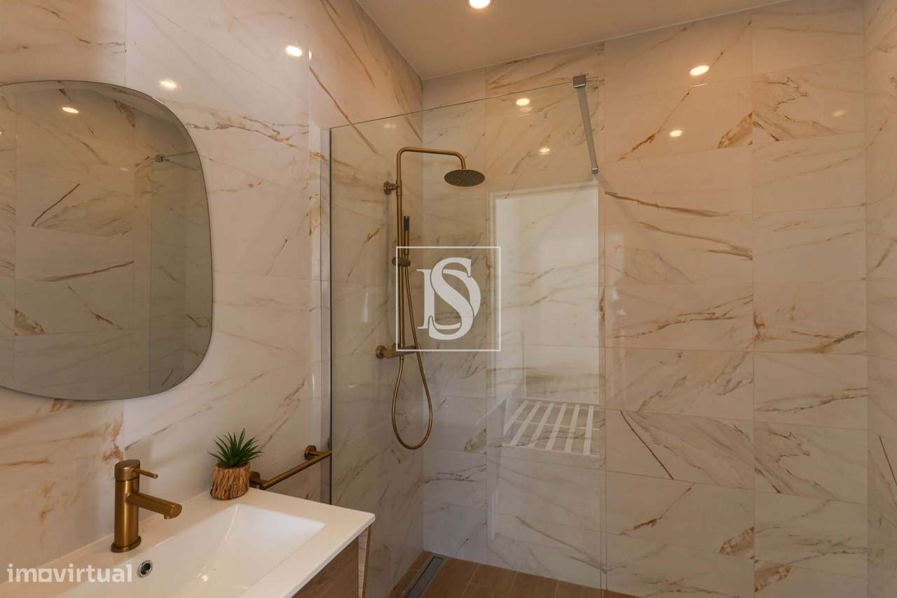 Moradia renovada  com quintal de 140m2 no centro de Lagoa - Grande imagem: 3/27