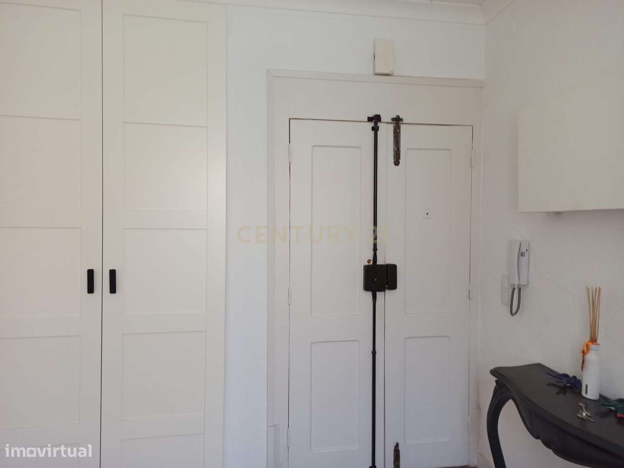 Apartamento com terraço e vista junto ao jardim do Torel-23