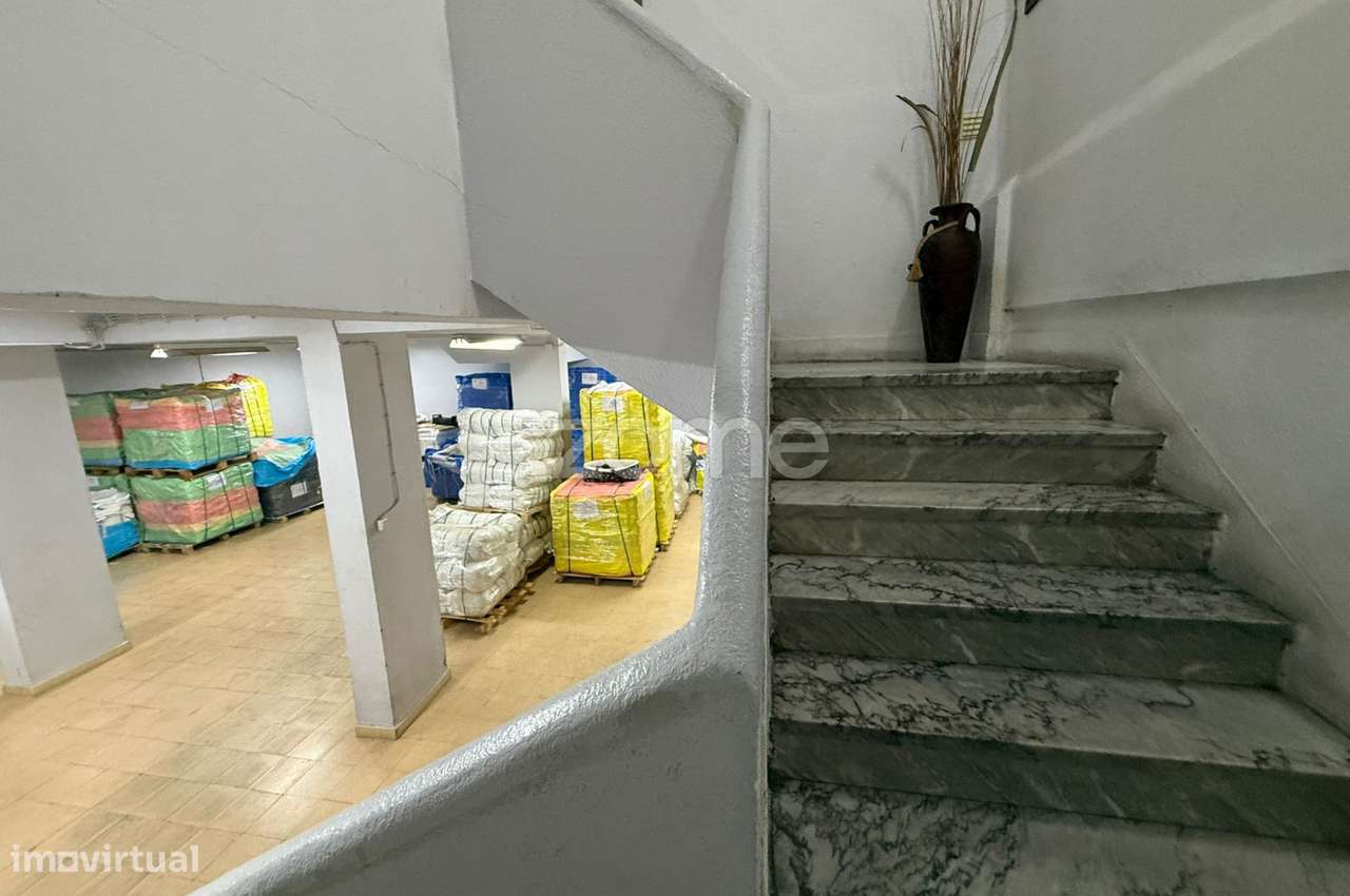 Armazém com 600 m² – 2 Pisos, Escritórios e Excelentes Acessos-16