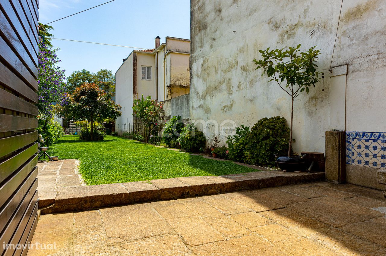 Prédio de 5 pisos de habitação com jardim na Rua Boavista, Porto