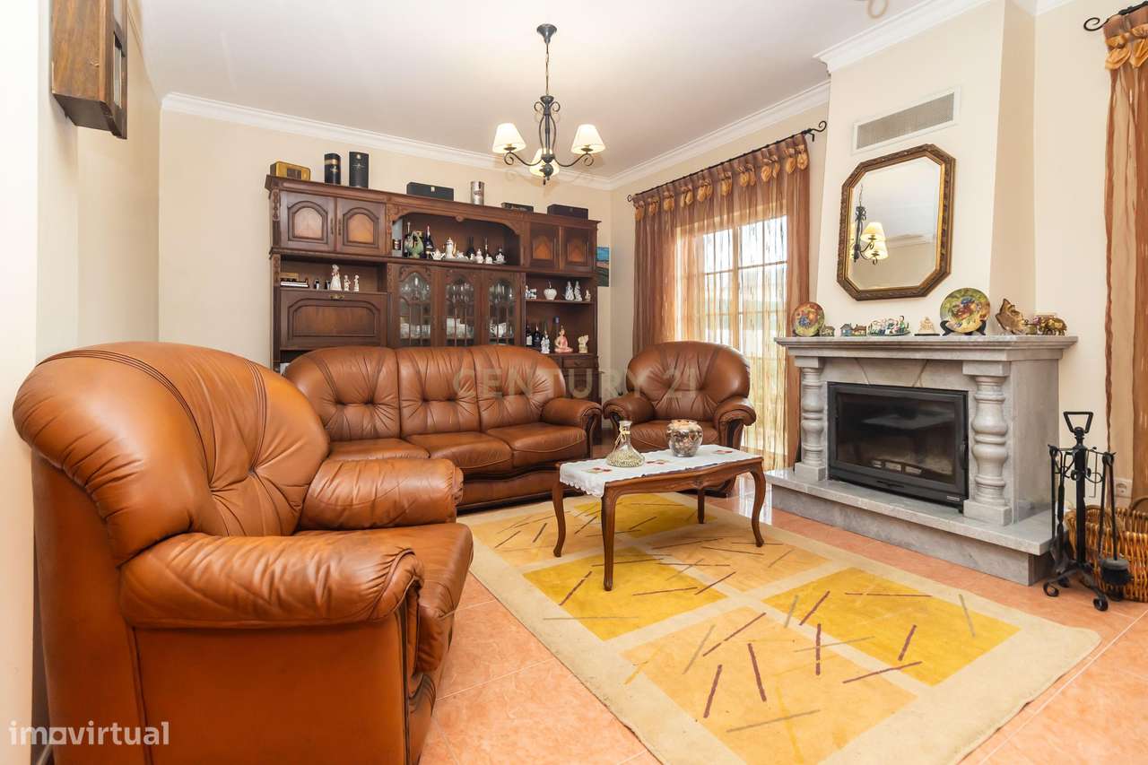 Moradia T4 Independente com garagem e jardim em Setúbal-11