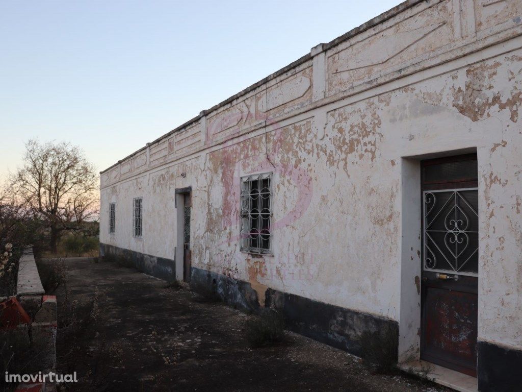 Moradia T6, isolada, por remodelar para venda em Albufeira.