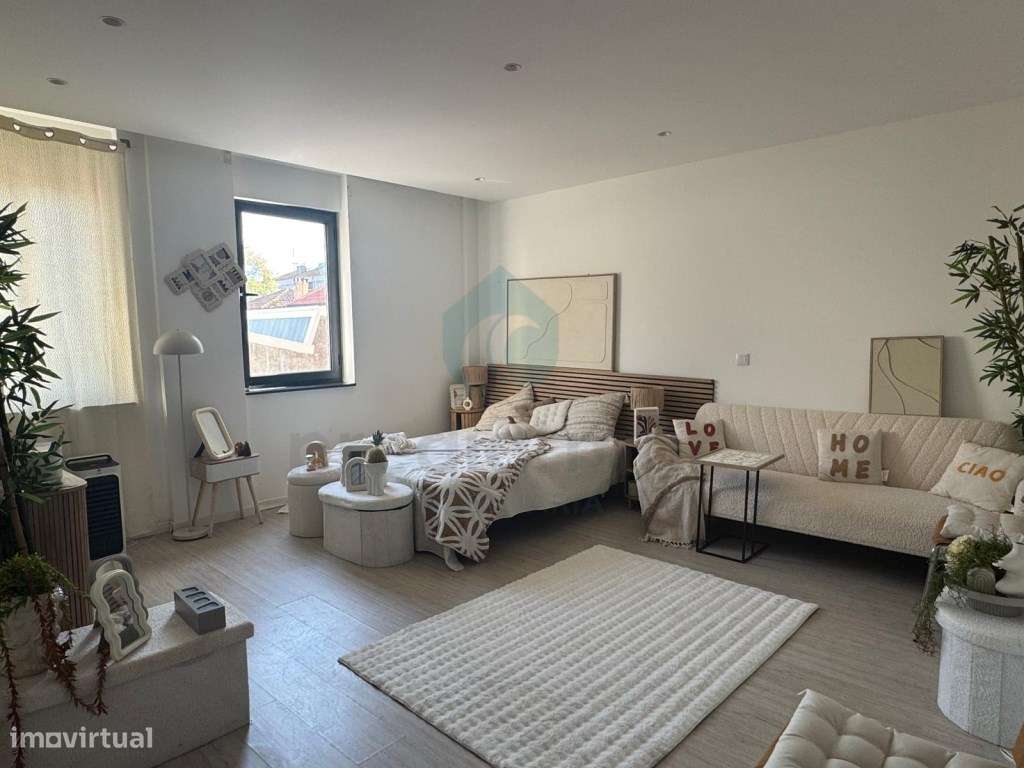 Conforto e Localização: T0 Pronto a Habitar Perto da Praia e Metro-0