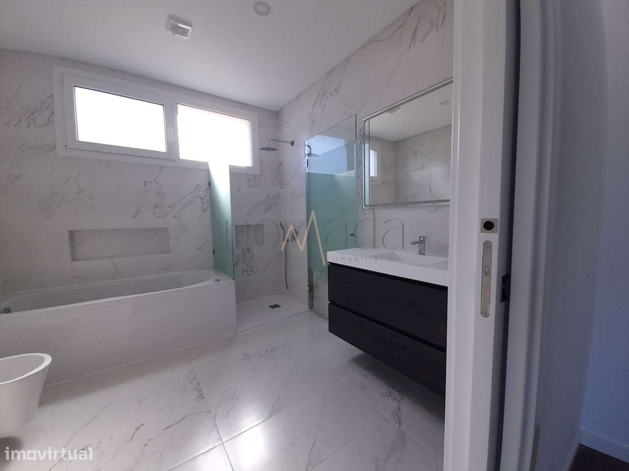 Fantástica moradia localizada no bairro de Valadares, Seixal-22