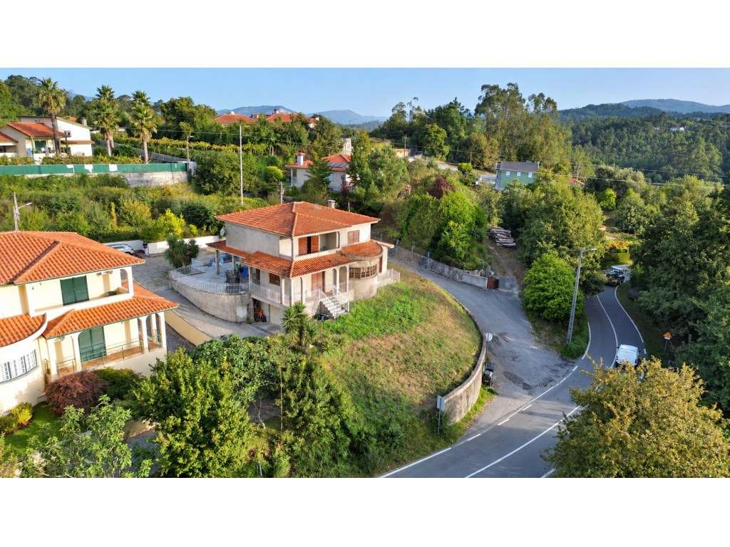 Moradia T4 c/ Jardim | Rebordões Santa Maria - Ponte de Lima-41
