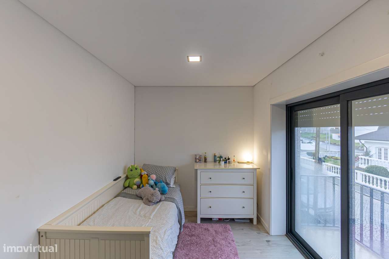 Moradia T4+1 renovada com anexo e jardim em Canidelo-22