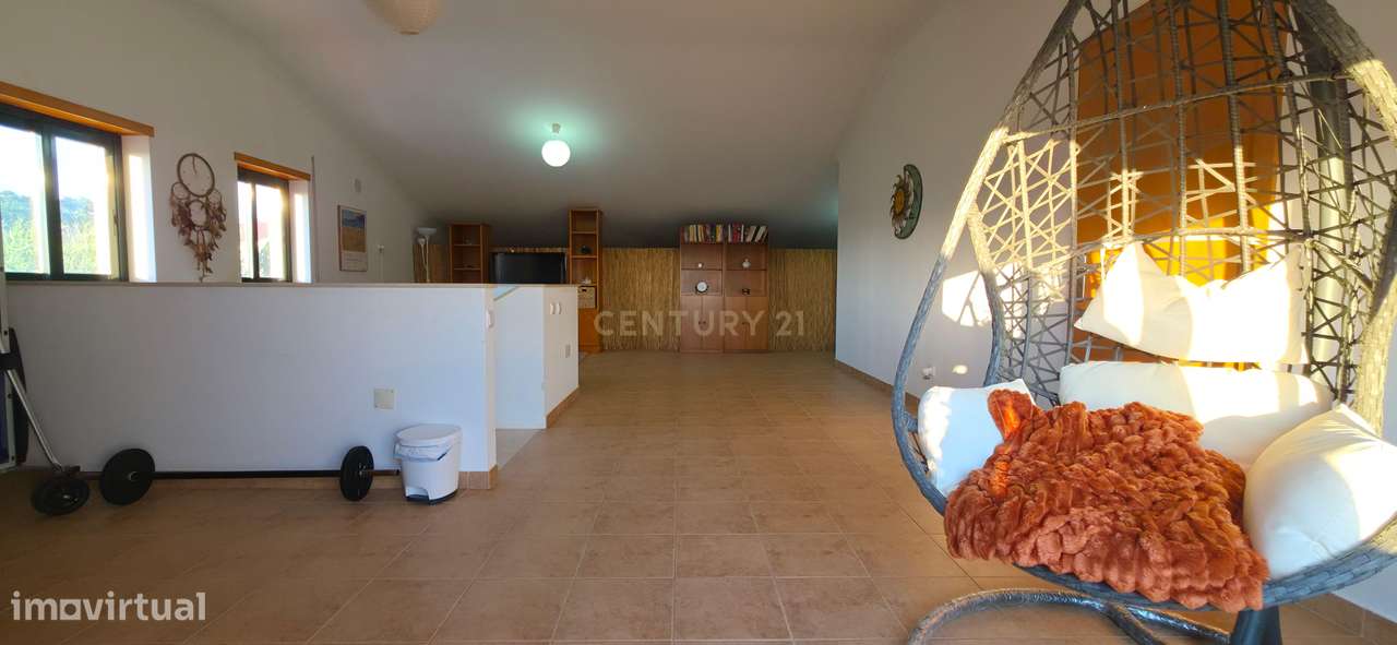 Moradia T2 com aproveitamento de sótão, anexo T0 e excelente localizaç-26