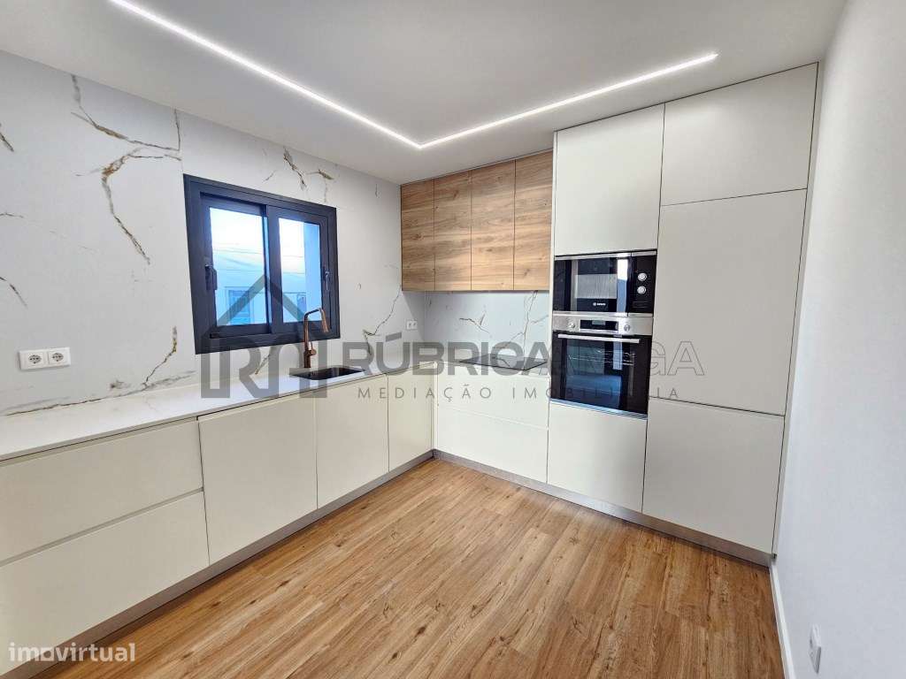 Moradia V3 renovada, com logradouro e anexo-9