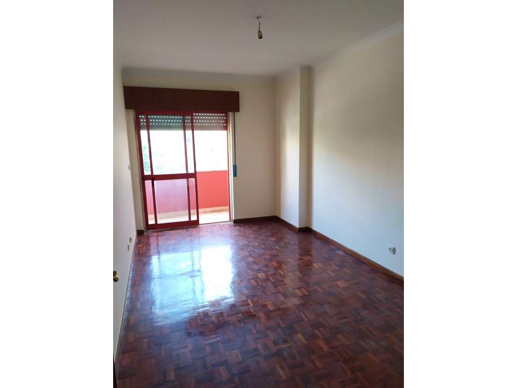 T2 equipado c/parqueamento na Urb. Cavaleira-16