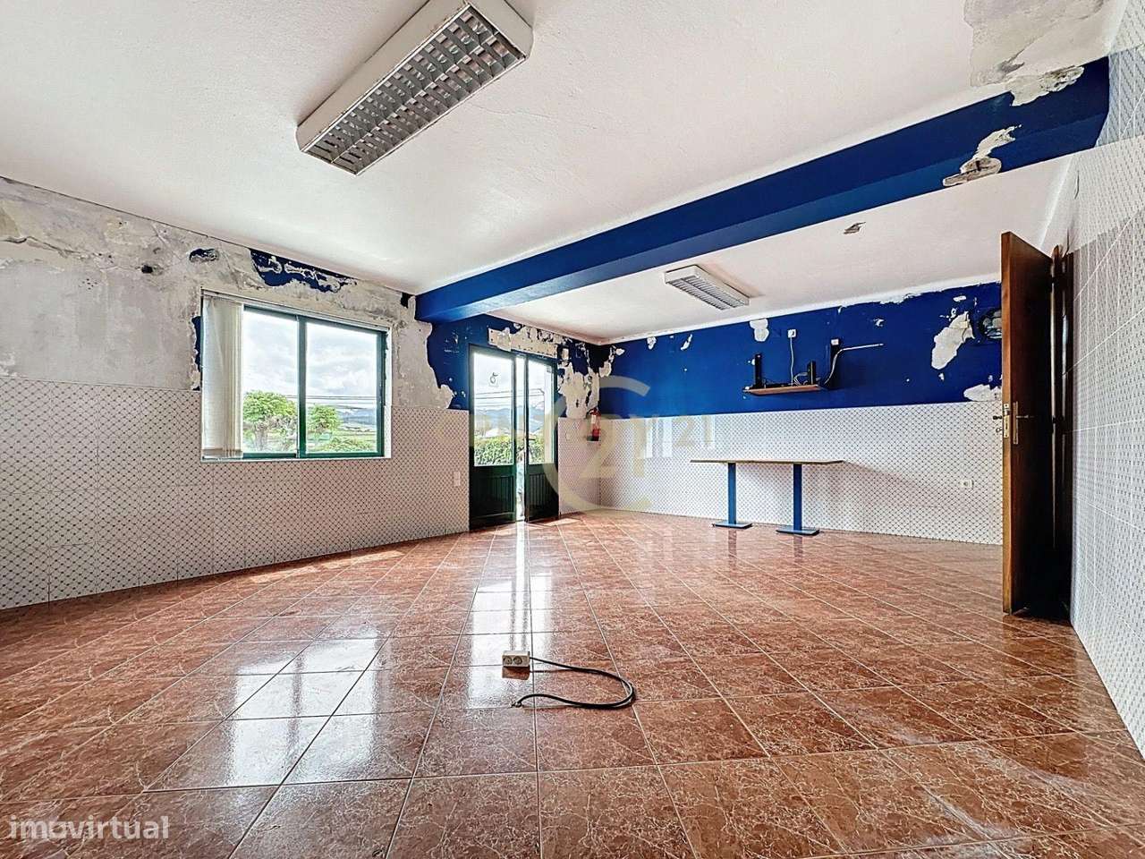 Espaço Comercial em Praia da Vitória com Excelente Localização-6