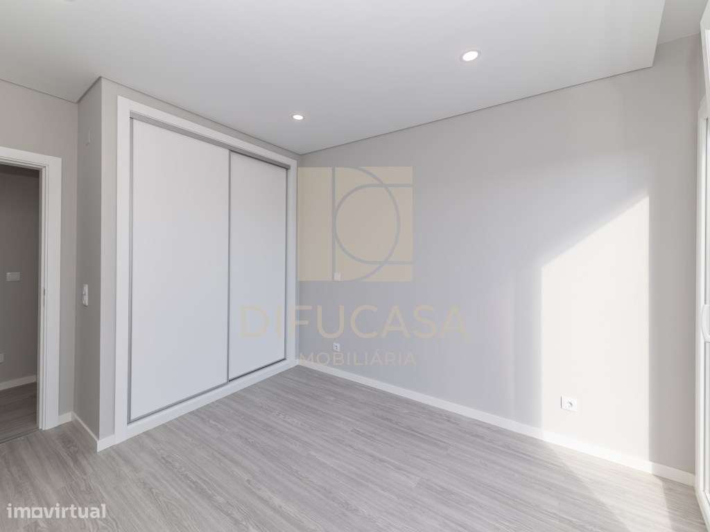 R300 Moradia T3+ 1 (sala de 40m2 localizada centro Fernão Ferro)-40