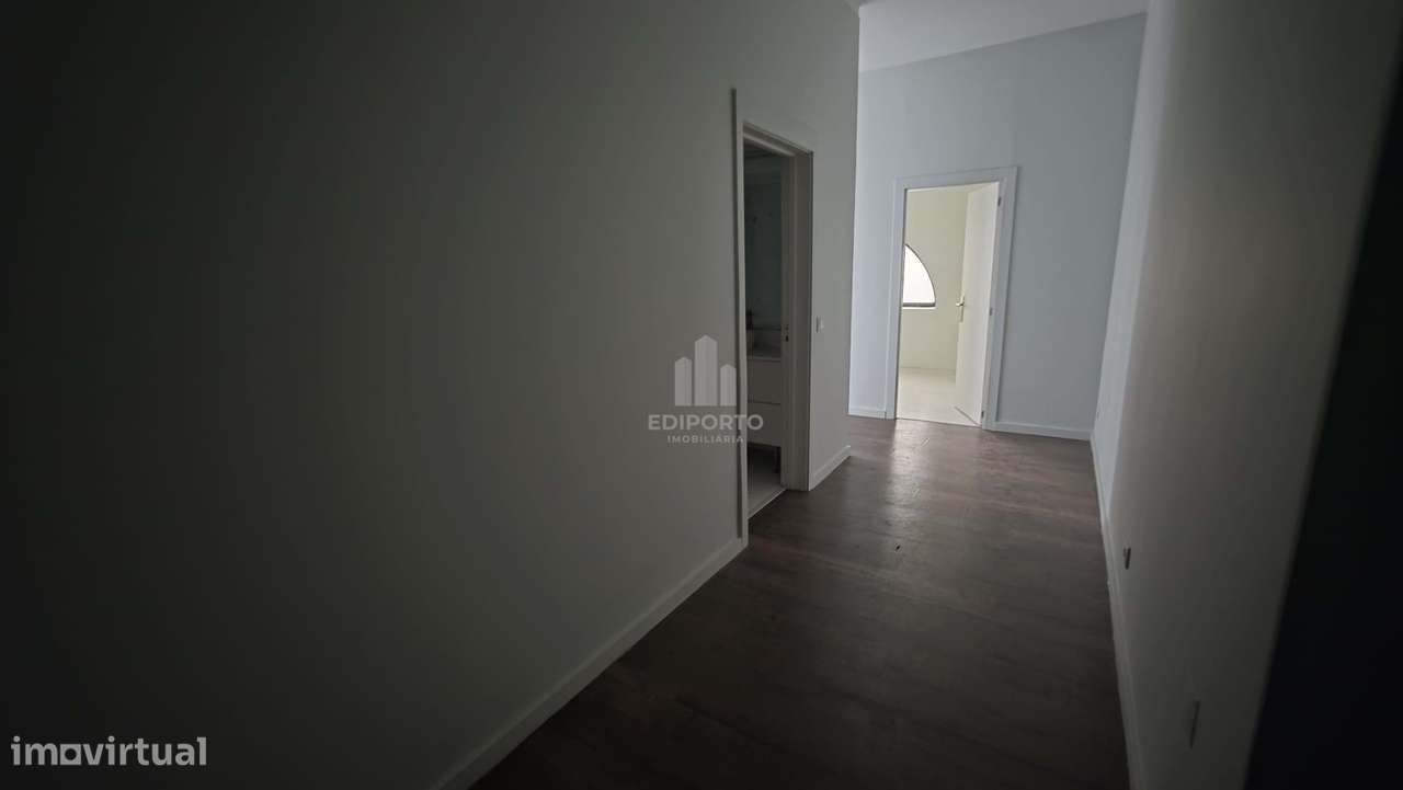 Apartamento T1 com garagem e arrumos ao Arrabida Shopping - Grande imagem: 2/10