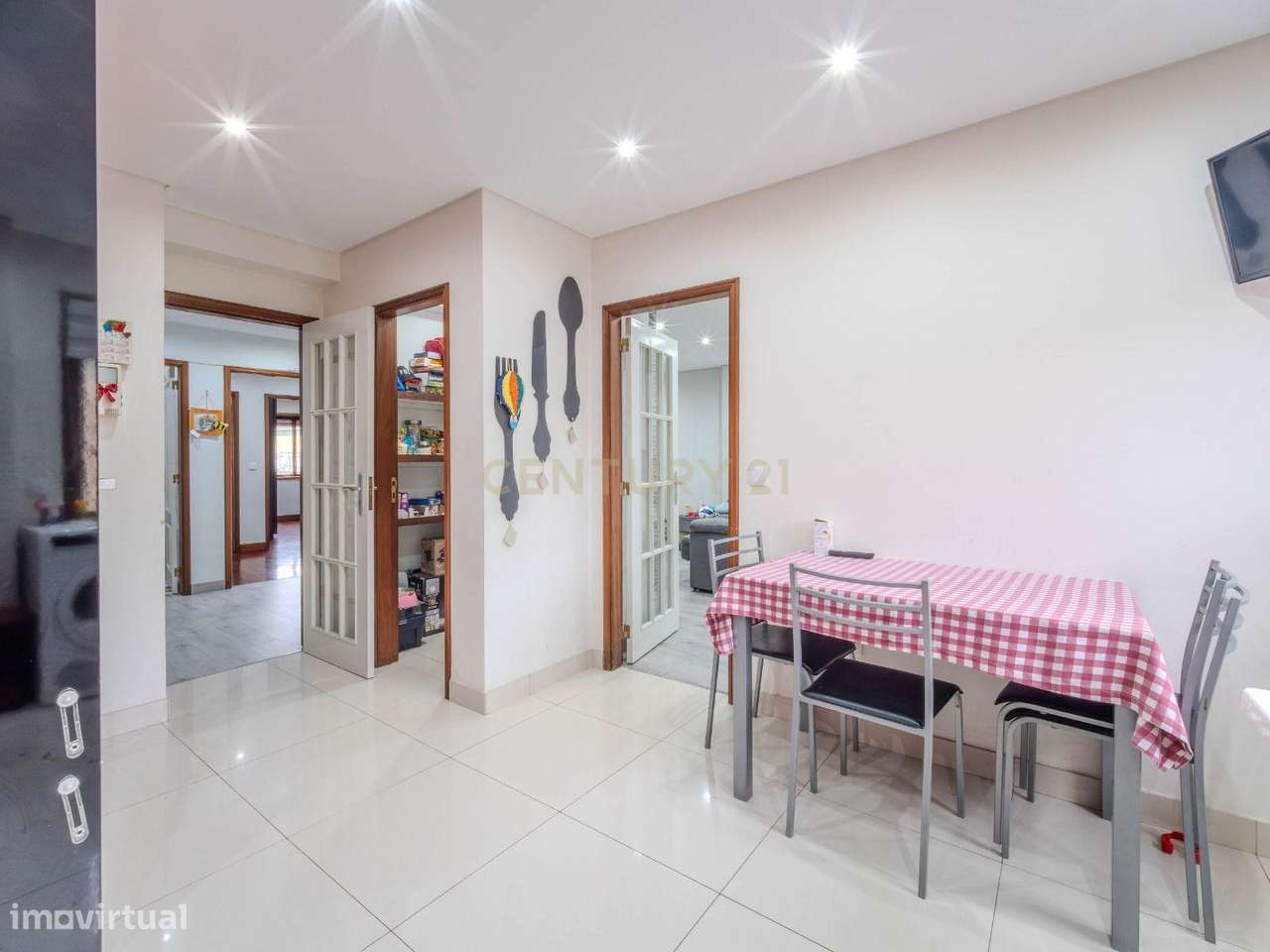 Apartamento T2 com varanda, elevador e garagem em Rio Tinto junto ao m - Grande imagem: 5/24