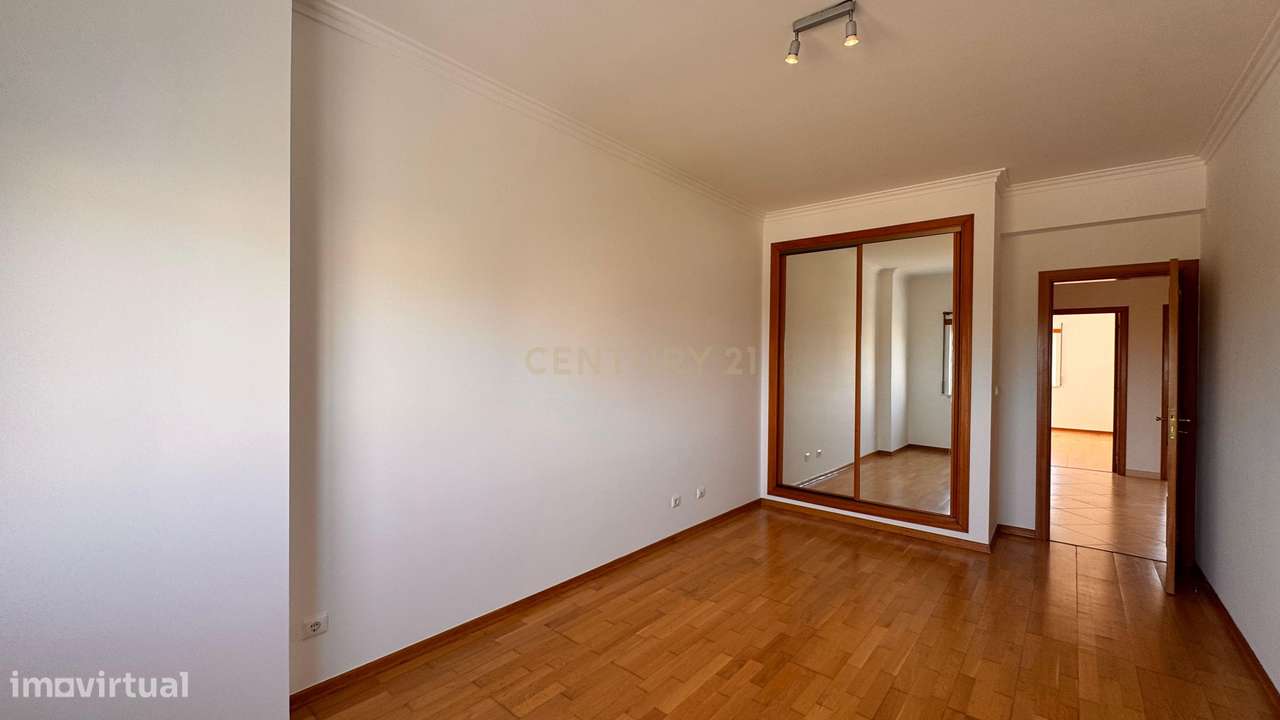 Excelente T4 no Montijo com Garagem e Arrecadação.-22