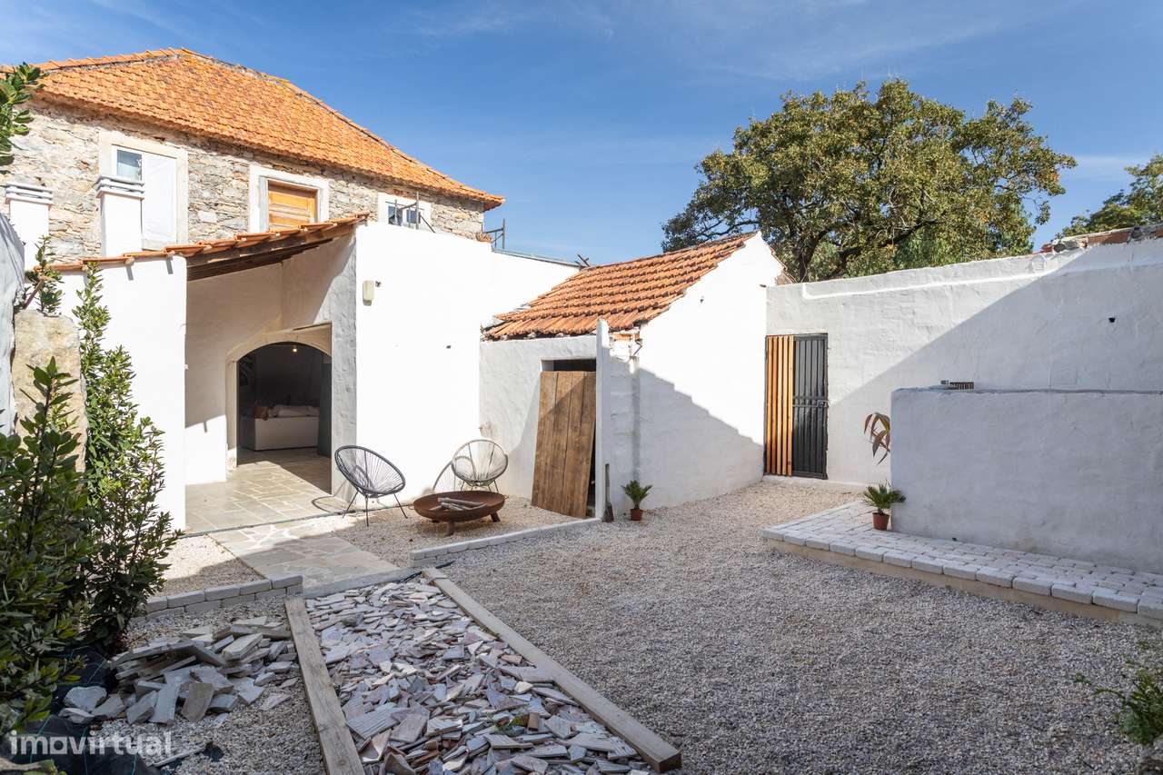 Encantadora Moradia T3 para Reconstrução com Terreno Amplo e Potencial - Grande imagem: 4/36