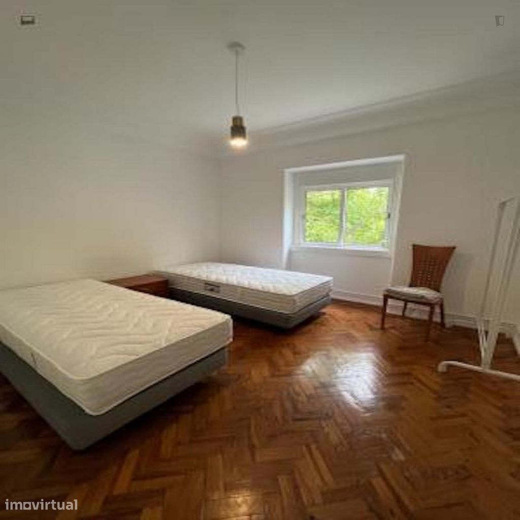 528247 - Quarto com duas camas em apartamento...