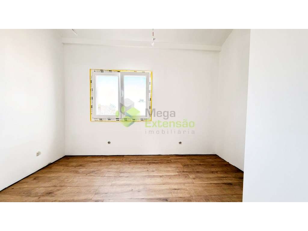 Moradia T2, Nova, com Dois Pisos, no Cadaval-24