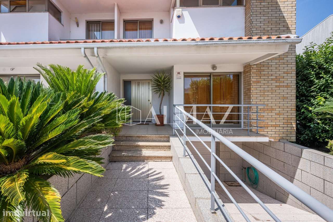 Moradia de Gaveto T3 com Jardim, Churrasqueira e Garagem para 3...-1