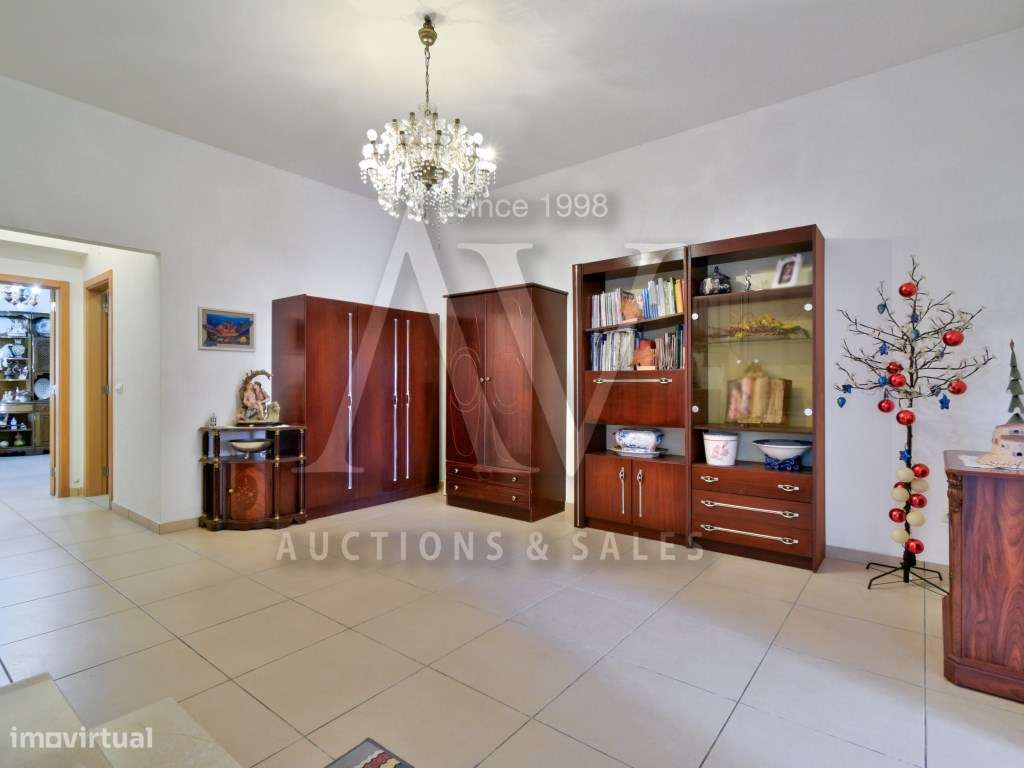 Moradia Independente V3+1 de R/C e Cave-25