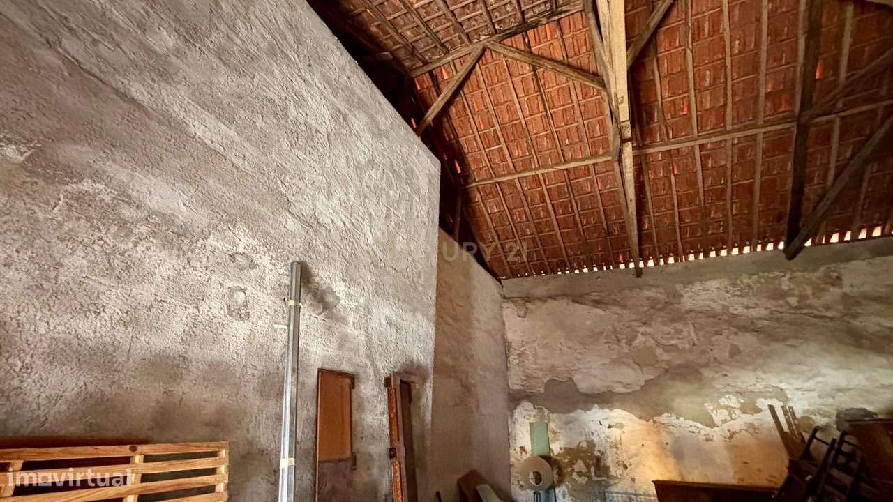 Moradia com T1+T2 Arrendados: Oportunidade no Gradil-26