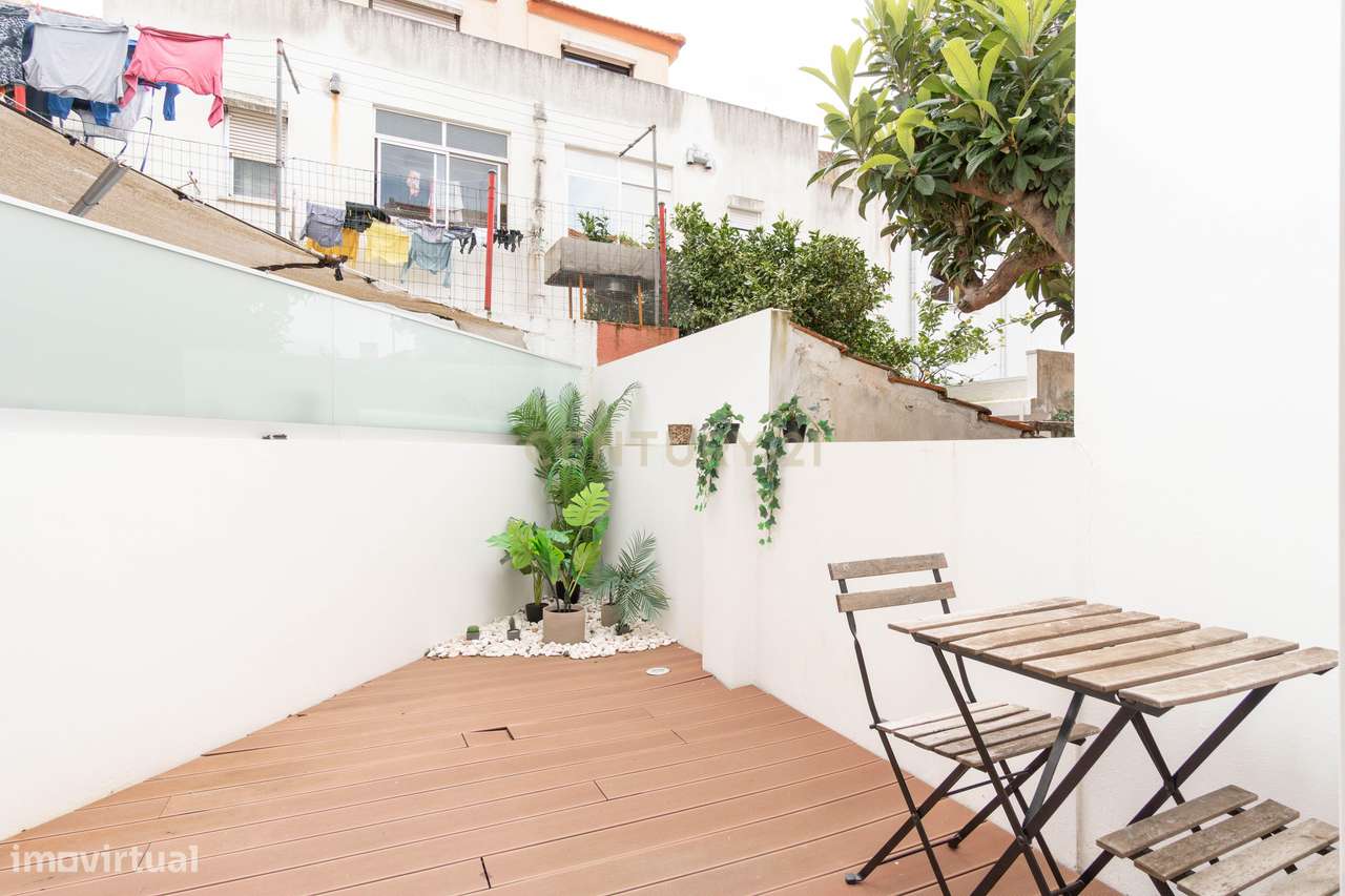 Apartamento Renovado com Terraço na Pontinha-12