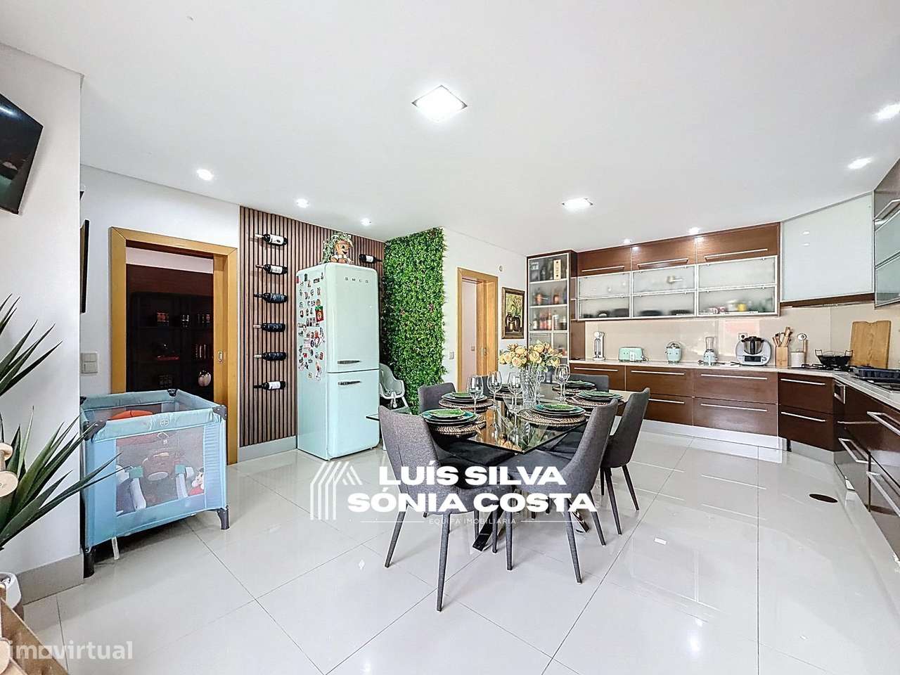 Moradia T4 Excelente Estado e Áreas | 2 Suites, Jacuzzi, Painéis...-13