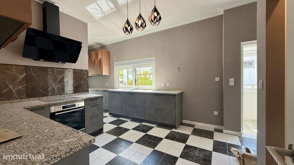 Moradia Isolada T5 com garagem em zona de Santa Clara - Grande imagem: 2/26