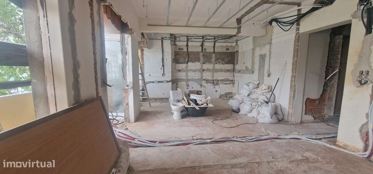 Apartamento T3 de Luxo e Modernidade no Coração de Benfica com Vista p-34