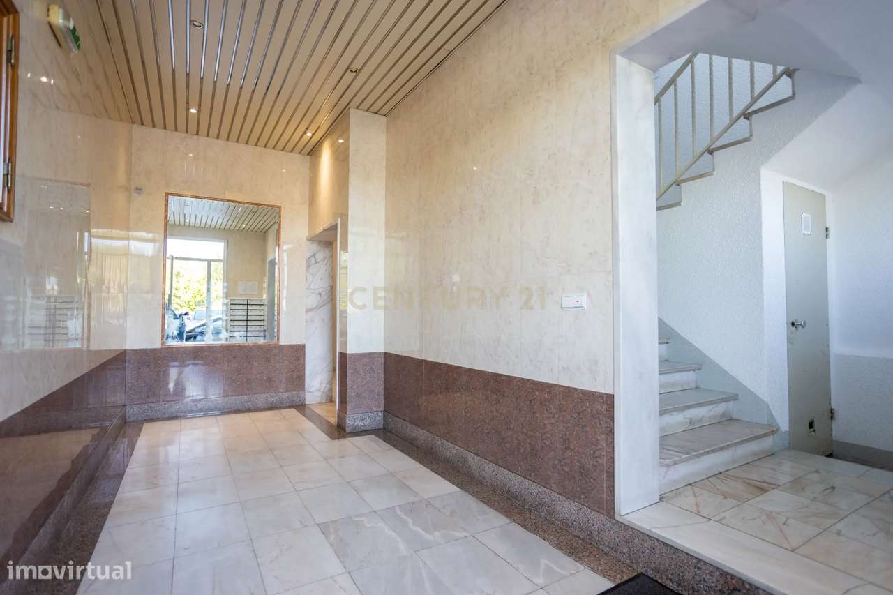 T2 com 2 casas de banho e ampla varanda-28