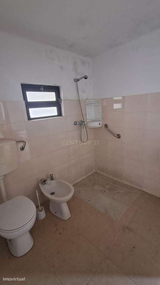 Moradia T2 com 1.950 m² de Terreno | Para Remodelar | Castanheira - Al-8