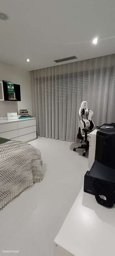 Moradia T5 de Luxo com Piscina e Garagem-23