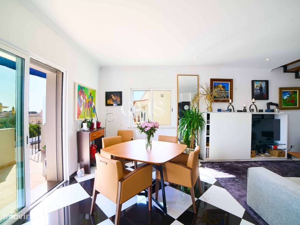 Duplex contemporâneo de três níveis em Santa Bárbara de Nexe, Algarve-3