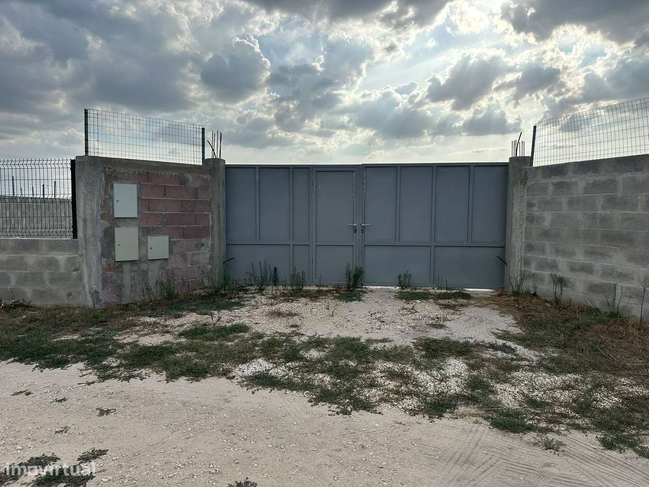 Terreno em Samora Correia - 2500m² com utilidades-1