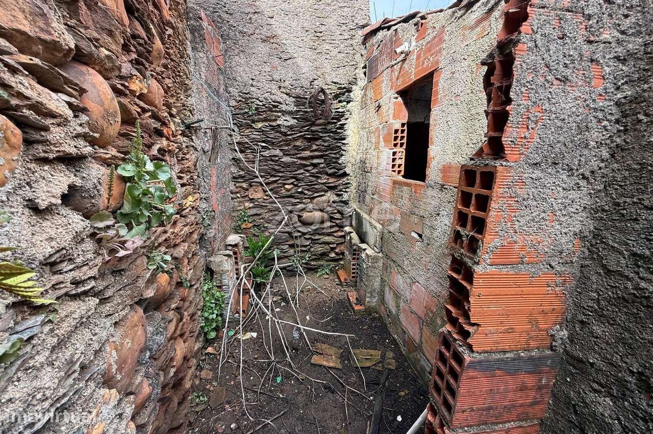 Moradia para Remodelação Total em Cabouco - Ceira-16