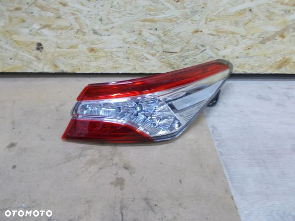 TOYOTA CAMRY VIII 8 18- LAMPA PRAWA TYŁ TYLNA - 1