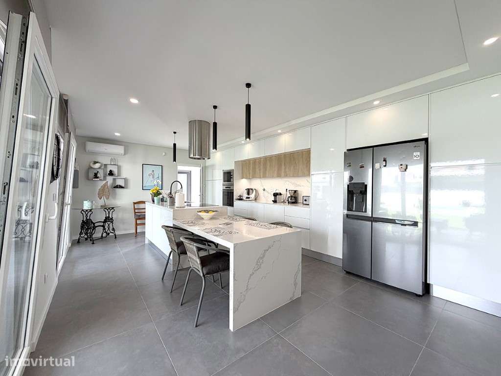Moradia T4 térrea com 230m2 em condomínio privado, Azeitão-5