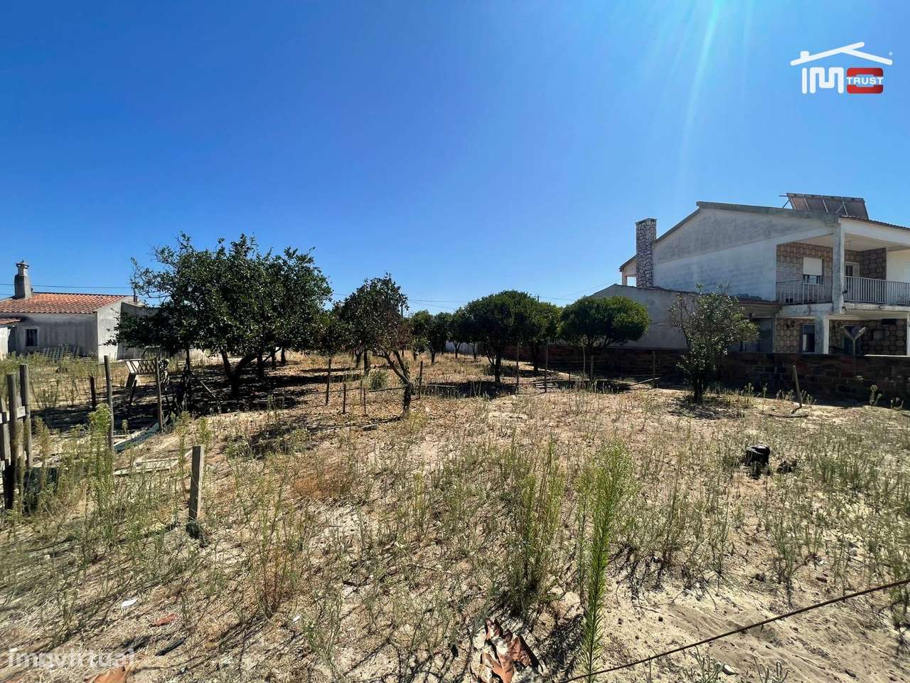 Oportunidade! Terreno Rústico 1.300m² com Casa e Duas Frentes e Fur... - Grande imagem: 3/4