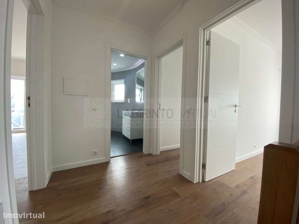 Vende-se excelente Moradia V3+1 na Ericeira, com vista mar.-17