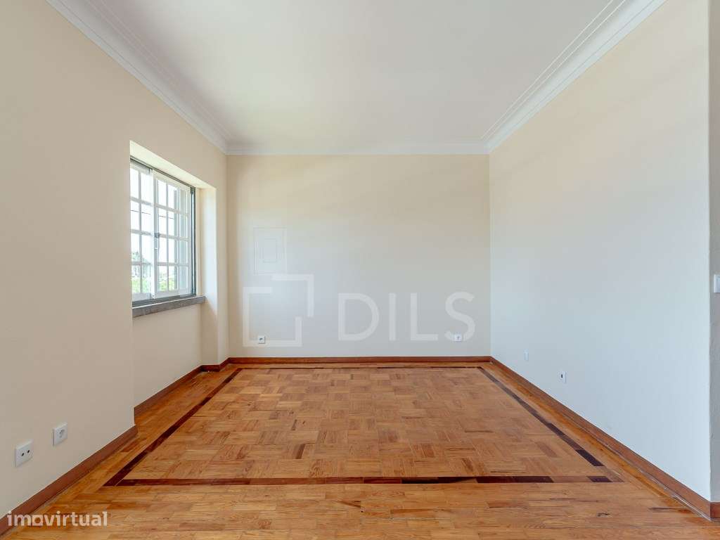 Moradia T8 isolada, com jardim e piscina no centro da Parede-38