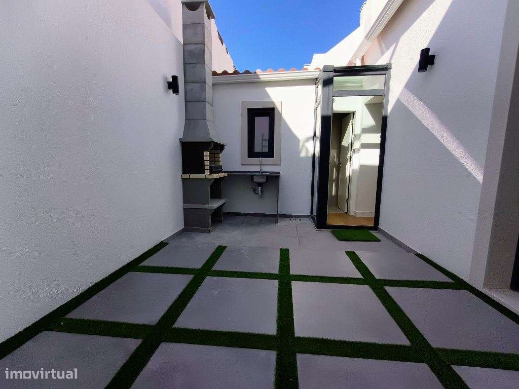Barreiro, moradia T2 em banda totalmente remodelada para venda-20